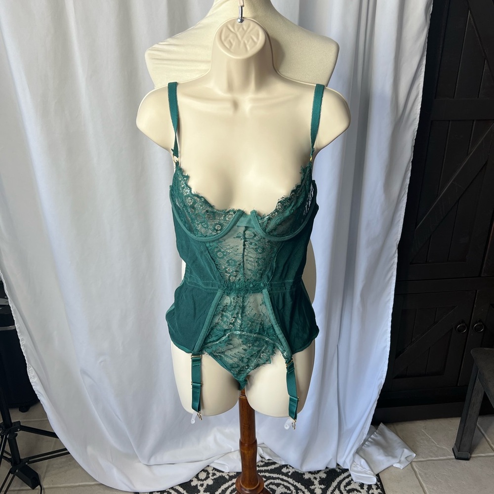 Seven ’til Midnight Green Lace Bustier w/Garter Straps & Thong Set – XL 💚